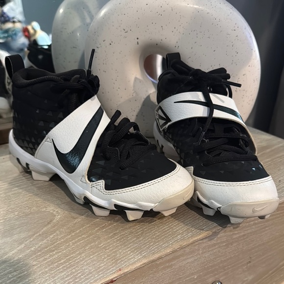 Nike Black and White Sneakers with Modern Athletic Design - Picture 3 of 8